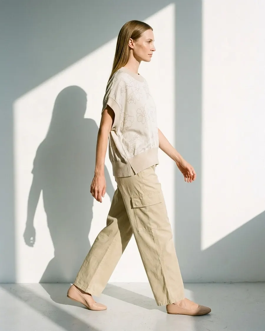 Modelo virtual con remera estampada y pantalón cargo, foto 1 de 4