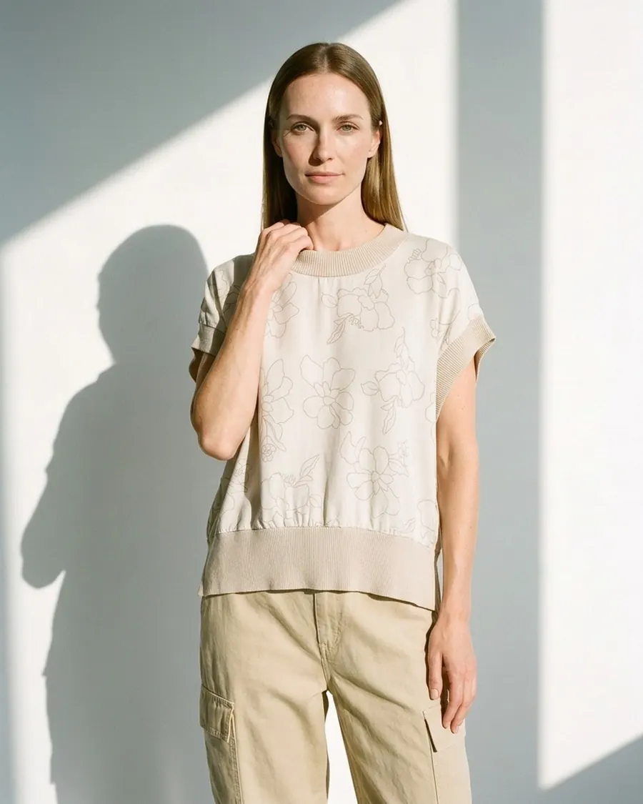 Modelo virtual con remera estampada y pantalón cargo, foto 2 de 4