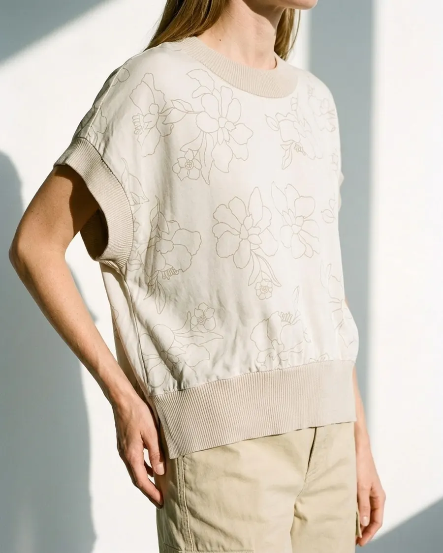 Modelo virtual con remera estampada y pantalón cargo, foto 4 de 4
